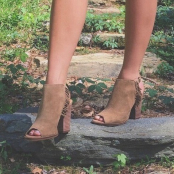 NEW Lucky Brand Suede Fringe Boho Open Toe Stacked Block Heel Sandal Shoe - Picture 4 of 5